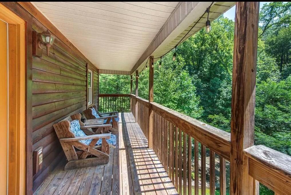 Smokey Mountain Retreat, Hot Tub, Game Room, Sleeps 8! جاتلينبرج المظهر الخارجي الصورة