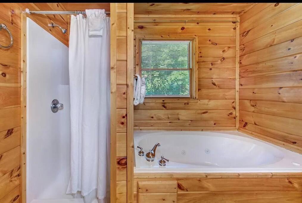 Smokey Mountain Retreat, Hot Tub, Game Room, Sleeps 8! جاتلينبرج المظهر الخارجي الصورة