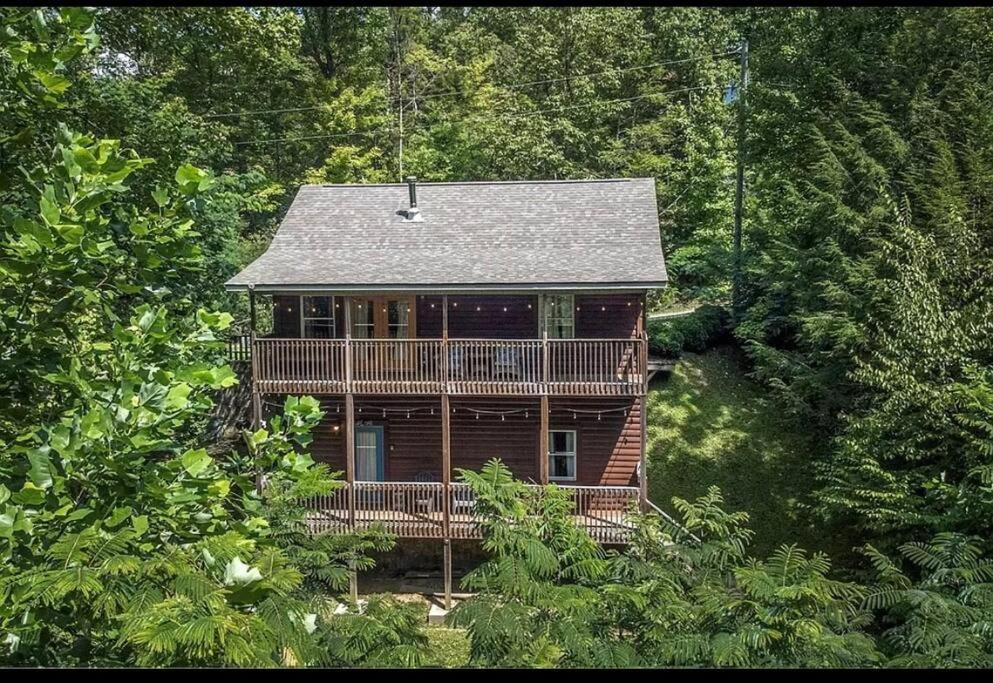 Smokey Mountain Retreat, Hot Tub, Game Room, Sleeps 8! جاتلينبرج المظهر الخارجي الصورة