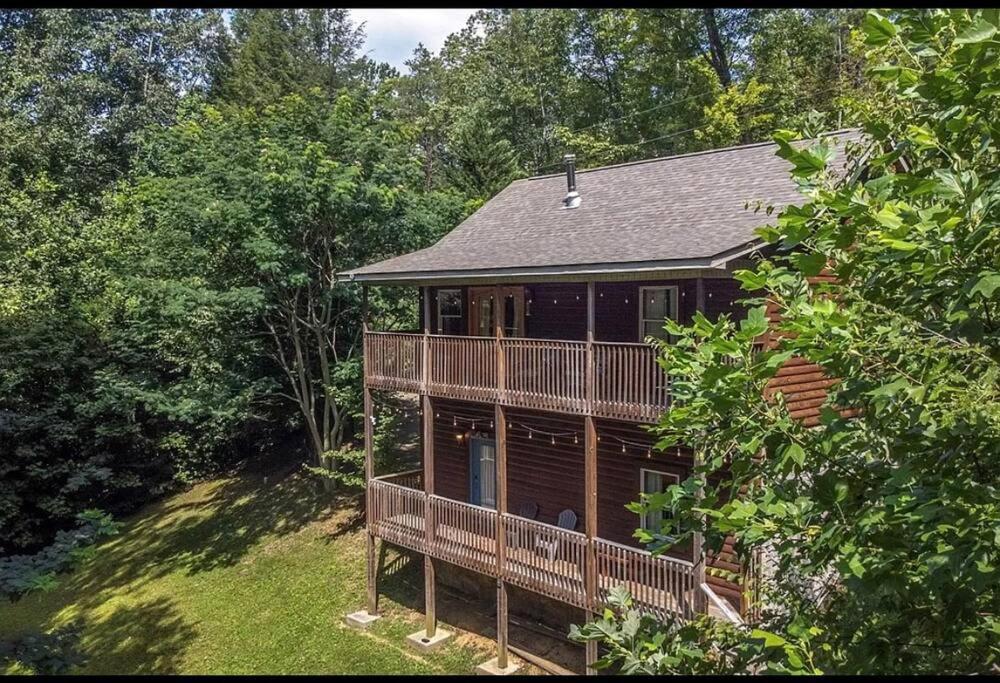 Smokey Mountain Retreat, Hot Tub, Game Room, Sleeps 8! جاتلينبرج المظهر الخارجي الصورة