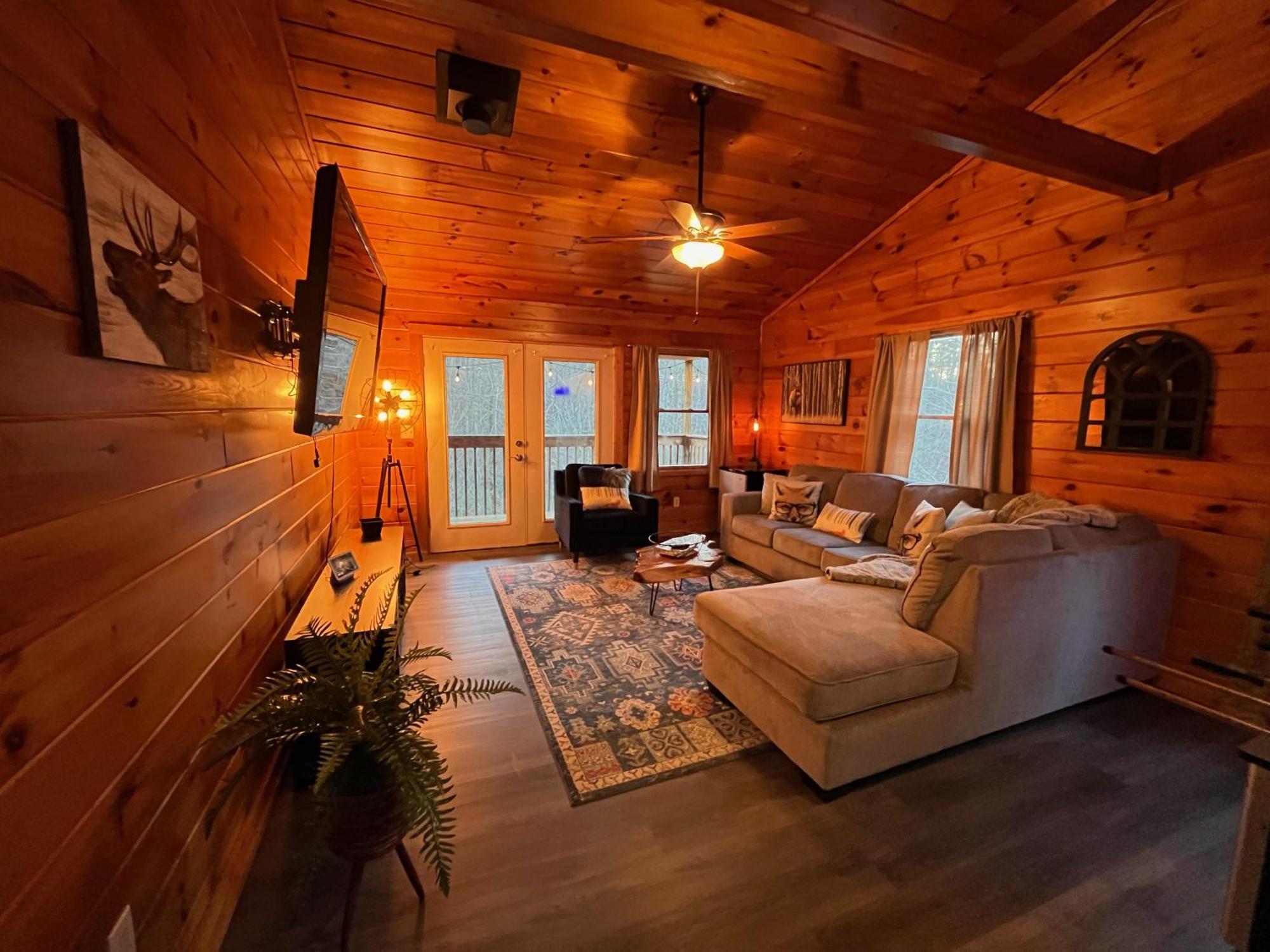 Smokey Mountain Retreat, Hot Tub, Game Room, Sleeps 8! جاتلينبرج المظهر الخارجي الصورة