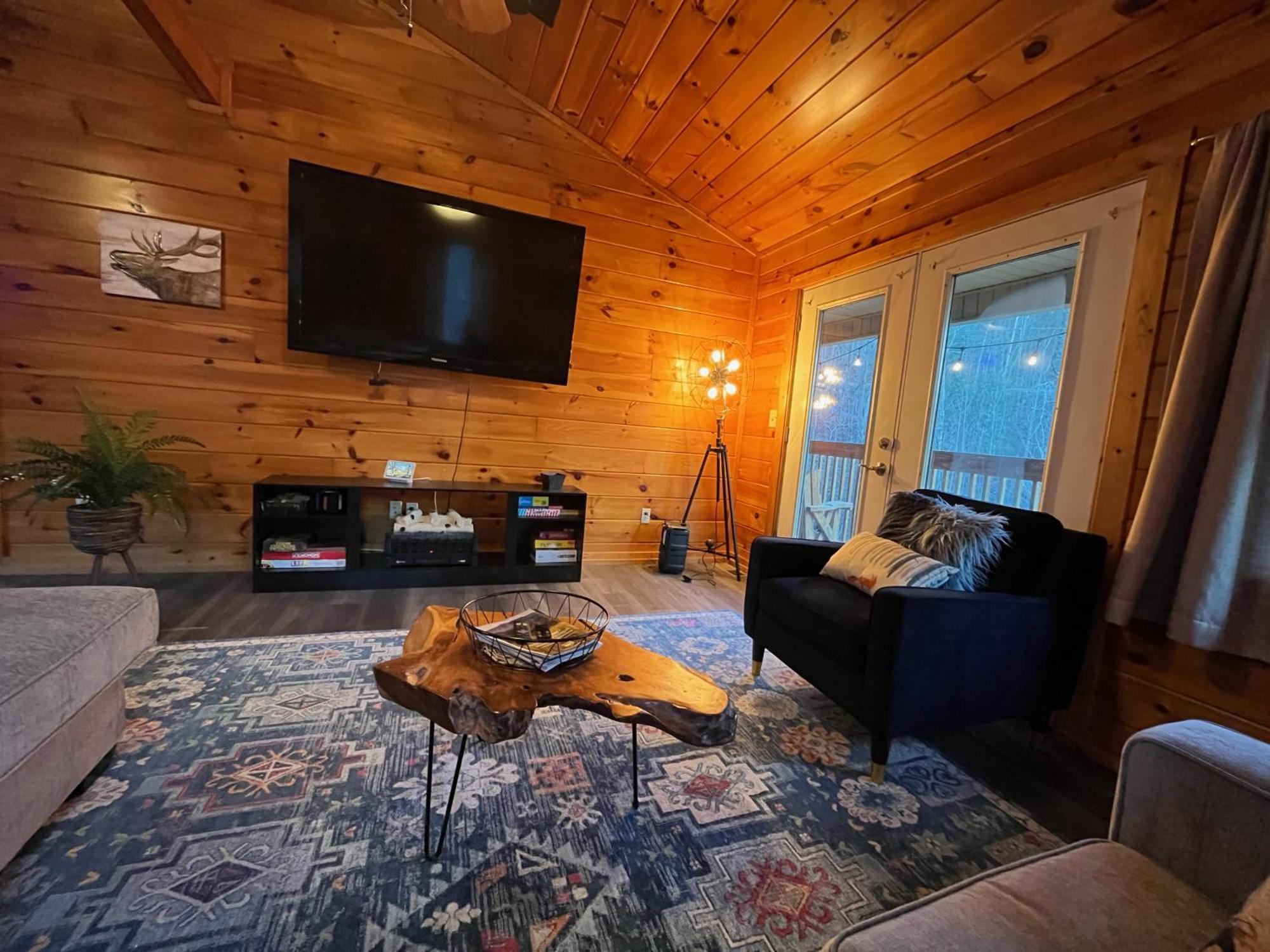 Smokey Mountain Retreat, Hot Tub, Game Room, Sleeps 8! جاتلينبرج المظهر الخارجي الصورة