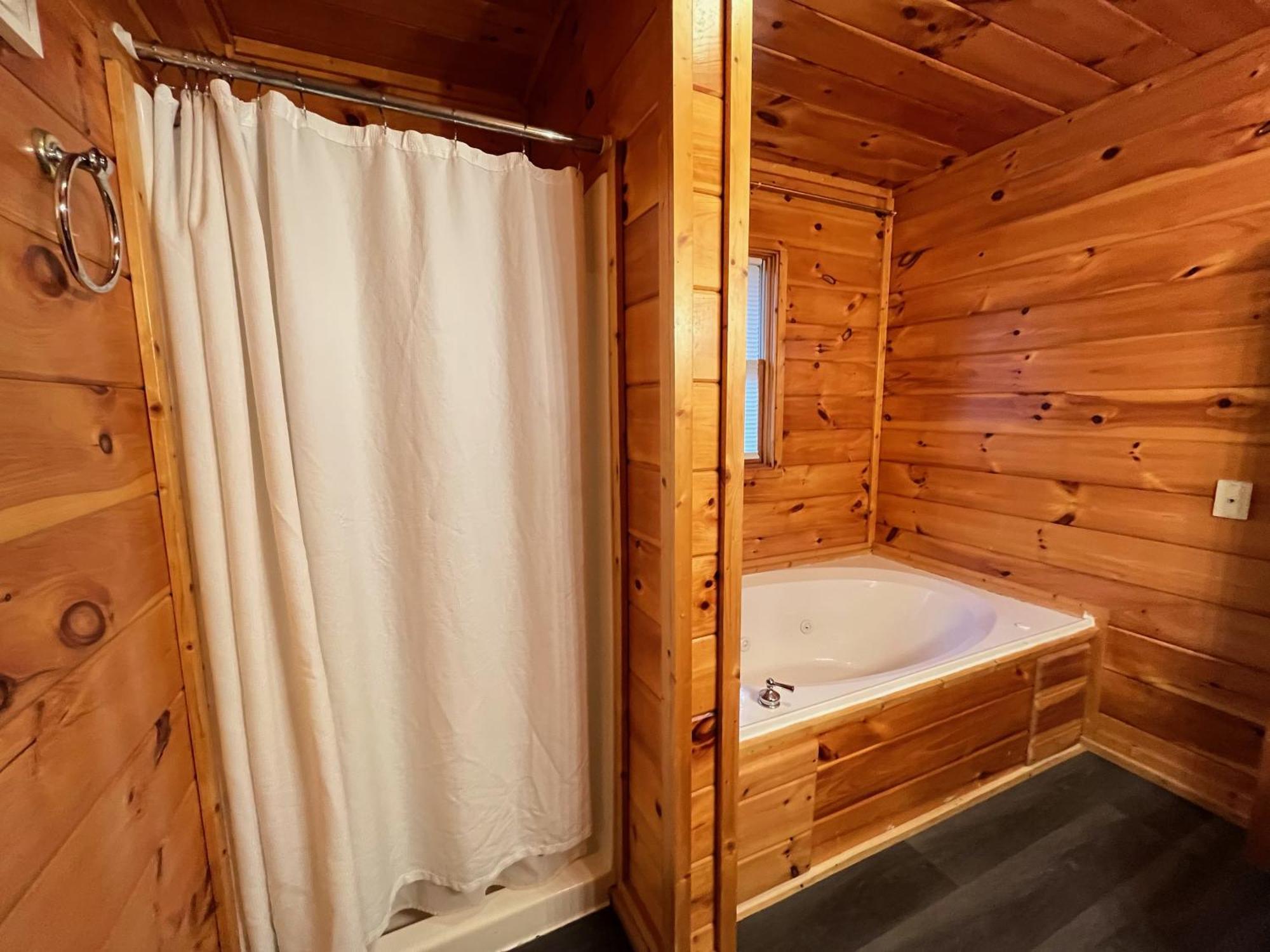 Smokey Mountain Retreat, Hot Tub, Game Room, Sleeps 8! جاتلينبرج المظهر الخارجي الصورة