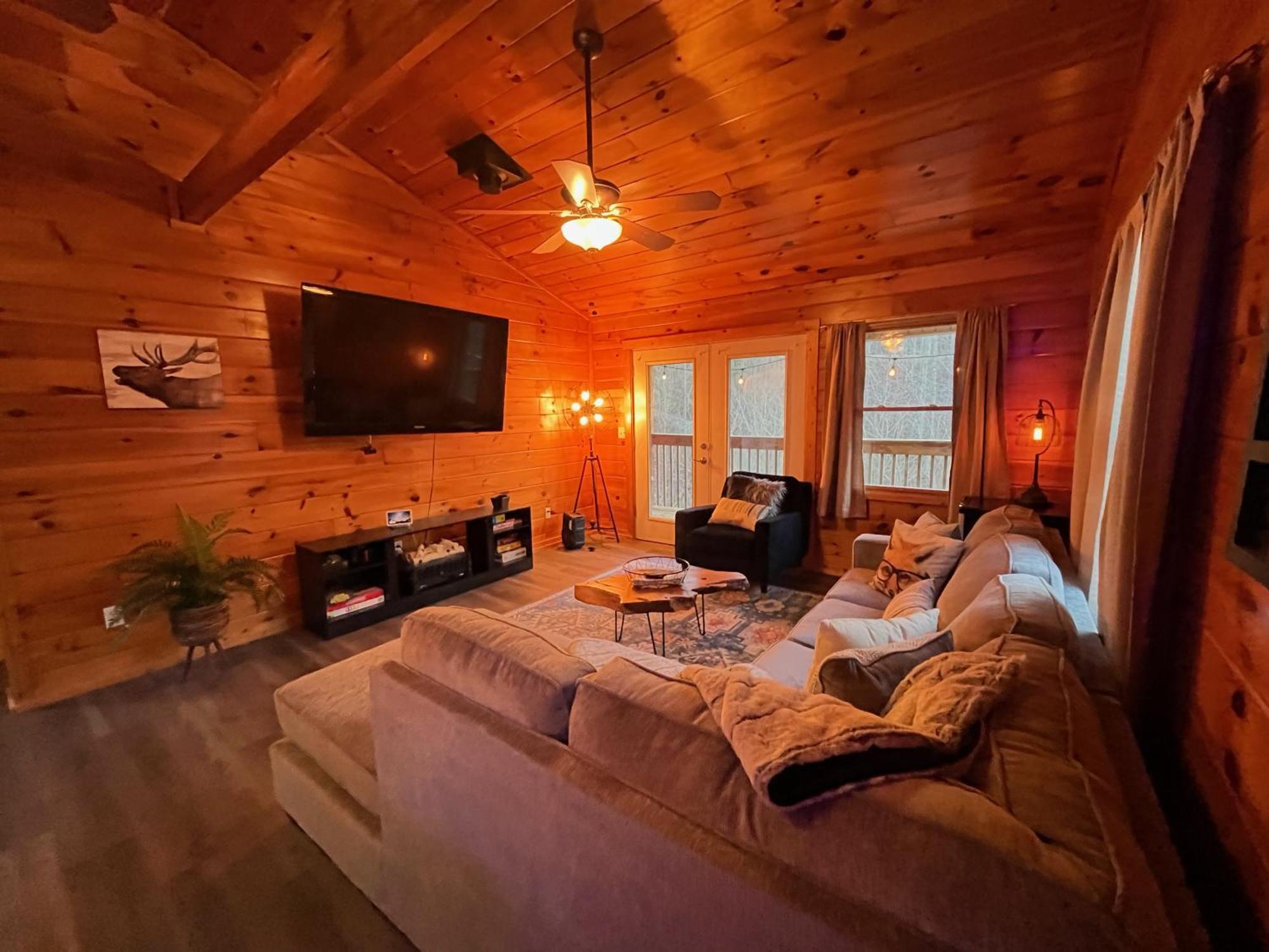 Smokey Mountain Retreat, Hot Tub, Game Room, Sleeps 8! جاتلينبرج المظهر الخارجي الصورة