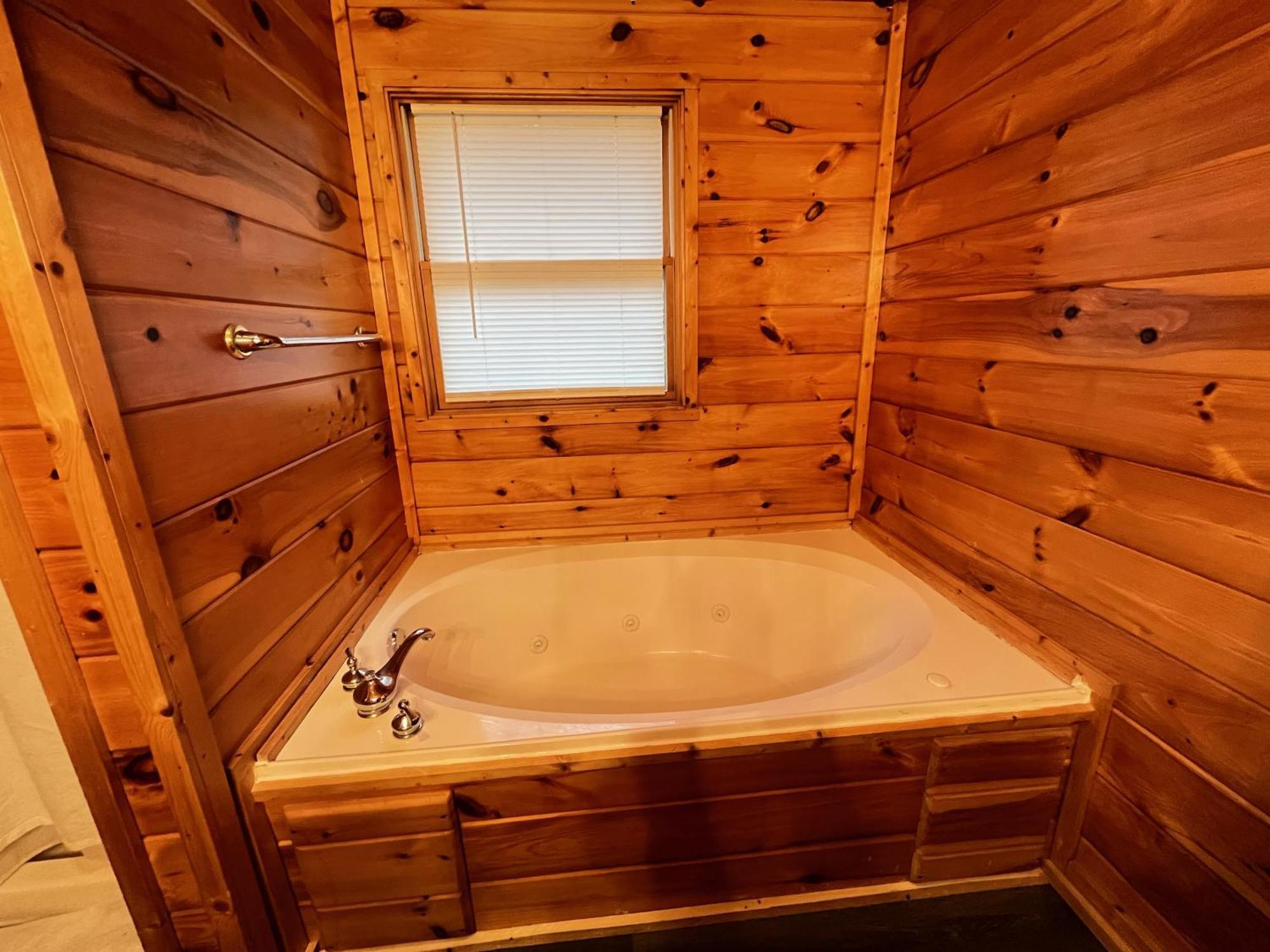 Smokey Mountain Retreat, Hot Tub, Game Room, Sleeps 8! جاتلينبرج المظهر الخارجي الصورة