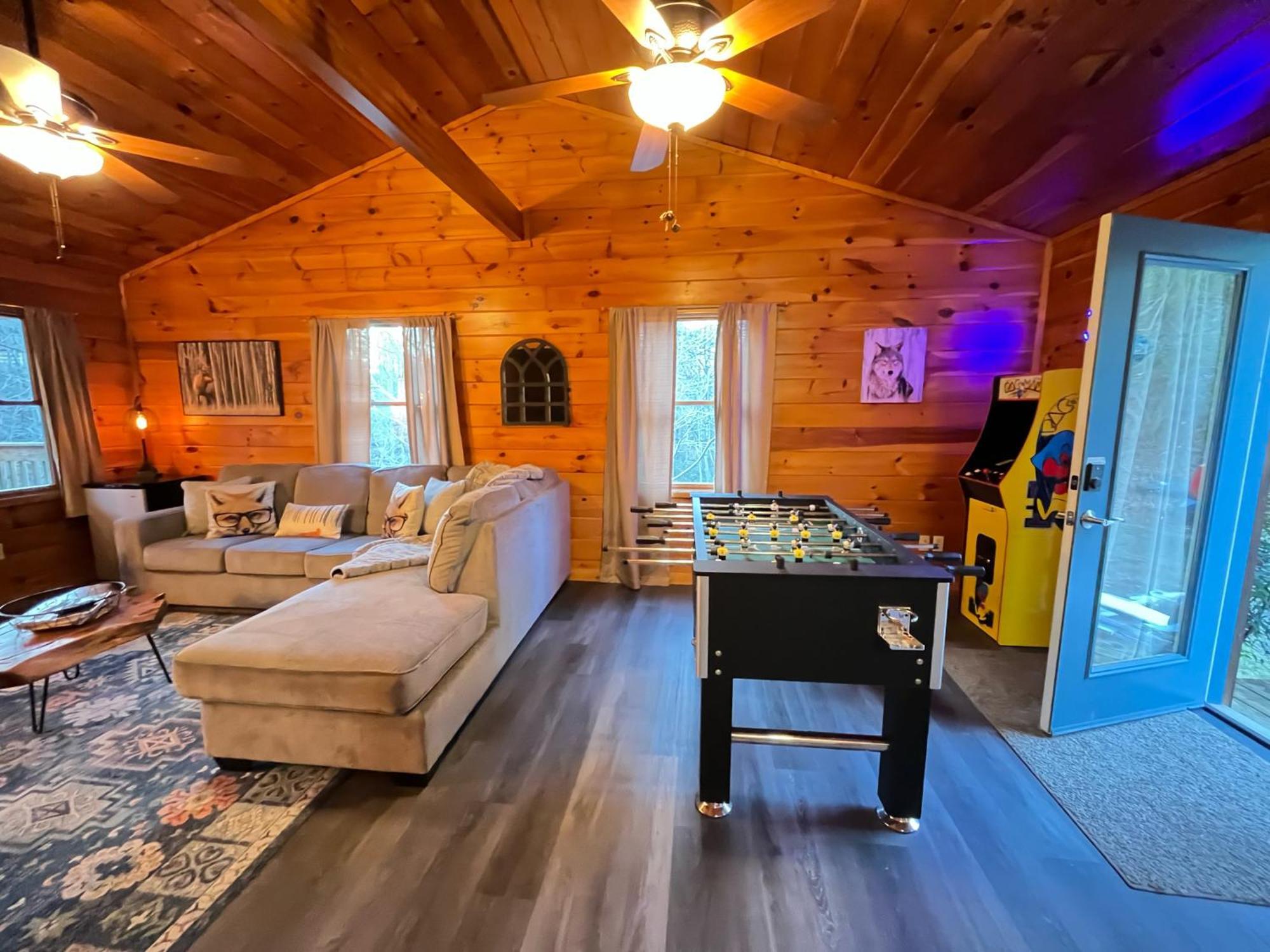 Smokey Mountain Retreat, Hot Tub, Game Room, Sleeps 8! جاتلينبرج المظهر الخارجي الصورة