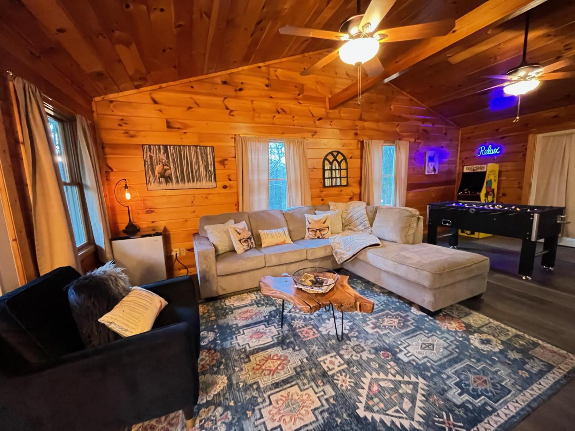 Smokey Mountain Retreat, Hot Tub, Game Room, Sleeps 8! جاتلينبرج المظهر الخارجي الصورة