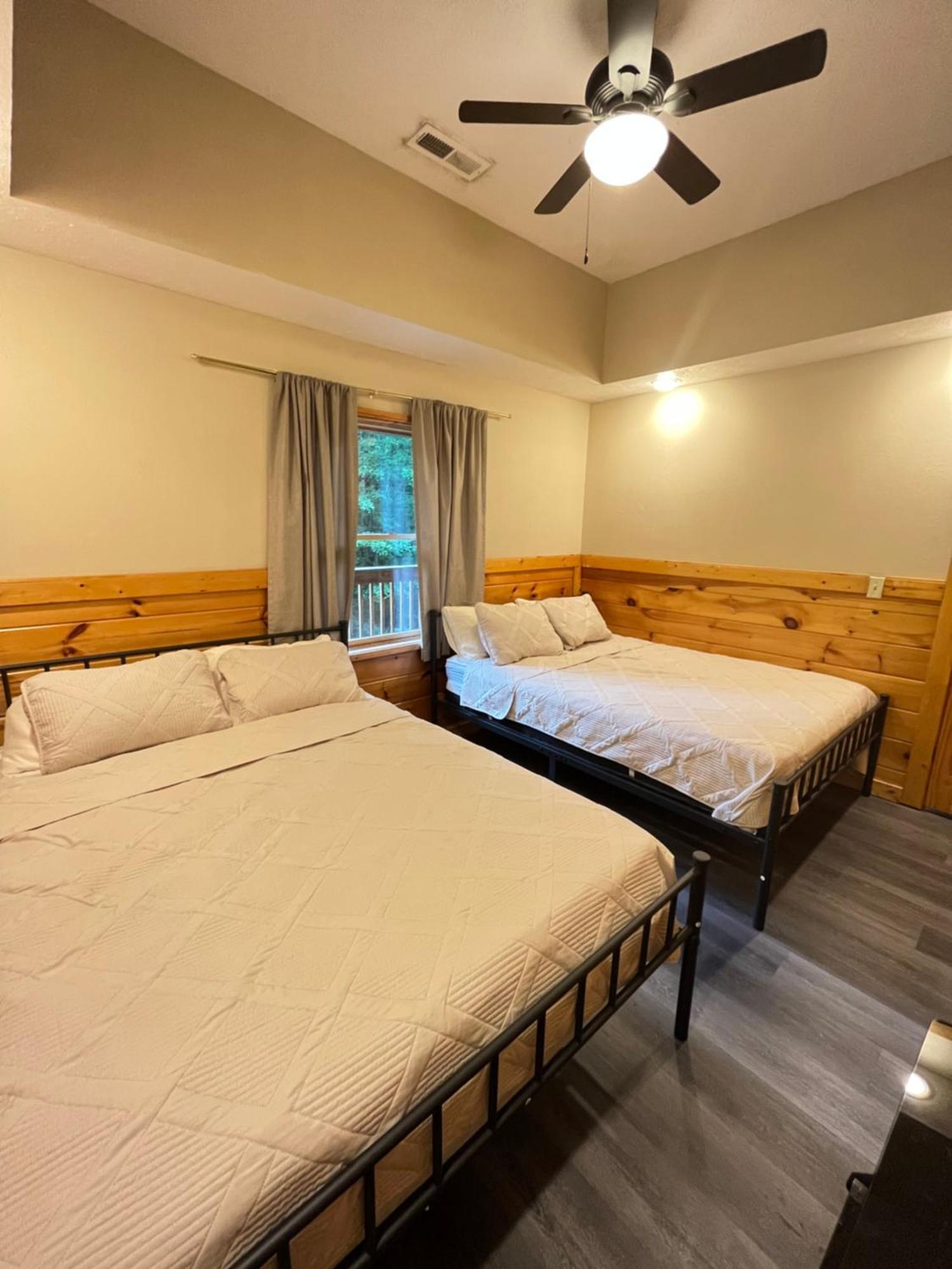 Smokey Mountain Retreat, Hot Tub, Game Room, Sleeps 8! جاتلينبرج المظهر الخارجي الصورة